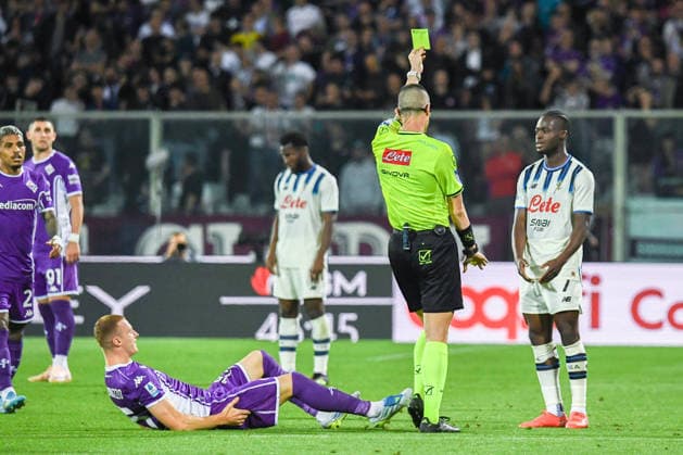 Fußball, Italien, AC Florenz - Atalanta Bergamo FOOTBALL - Serie A - ACF Fiorentina vs Atalanta BC Photo by IPA ABACAPRESS.COM84978785 - Referee Mario Perri shows yellow card to Kamaldeen Sulemana (Atalanta) during ACF Fiorentina vs Atalanta BC, Italian soccer Serie A match in Florence, Italy, May 22 2026 Florence Italy  Copyright: xIPAxSport ABACAx