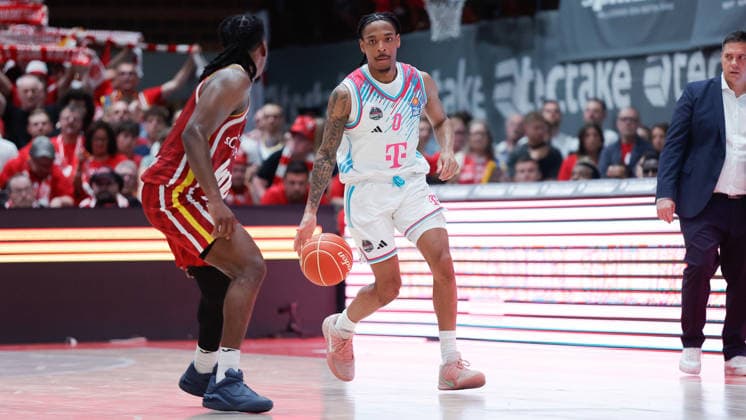 In the picture from left Marcus Carr Wuerzburg Baskets, 5 against Jalen Finch Telekom Baskets Bonn, 0 on the ball 22 05 2026, Basketball, Fitness First Wuerzburg Baskets vs Telekom Baskets Bonn, easyCredit BBL Playoffs, 3 Quarterfinals, Germany, 97072, tectake Arena Wuerzburg, Copyright: HMBxMedia xJulienxBecker