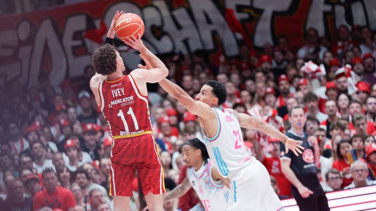In the picture from left Brae Ivey Wuerzburg Baskets, 11 with the three-pointer against Joel Aminu Telekom Baskets Bonn, 21 22 05 2026, Basketball, Fitness First Wuerzburg Baskets vs Telekom Baskets Bonn, easyCredit BBL Playoffs, 3 Quarterfinals, Germany, 97072, tectake Arena Wuerzburg, Copyright: HMBxMedia xJulienxBecker