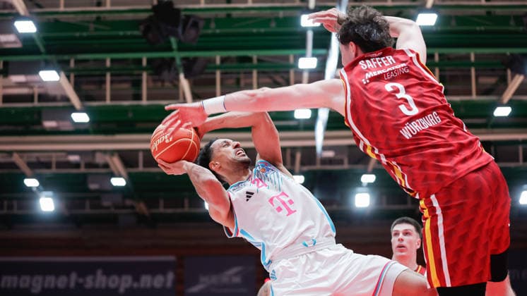 In the picture from left Joel Aminu Telekom Baskets Bonn, 21 on the ball against Leo Saffer Wuerzburg Baskets, 3 22 05 2026, Basketball, Fitness First Wuerzburg Baskets vs Telekom Baskets Bonn, easyCredit BBL Playoffs, 3 Quarterfinals, Germany, 97072, tectake Arena Wuerzburg, Copyright: HMBxMedia xJulienxBecker