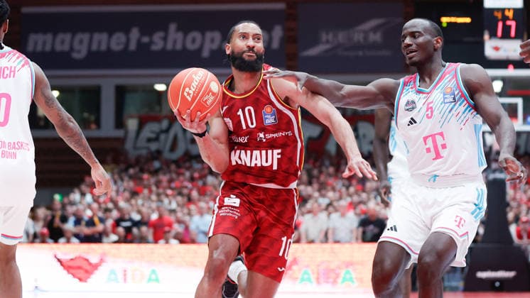 In the picture from left Davion Mintz Wuerzburg Baskets, 10 on the ball against Tyler Birts Telekom Baskets Bonn, 5 22 05 2026, Basketball, Fitness First Wuerzburg Baskets vs Telekom Baskets Bonn, easyCredit BBL Playoffs, 3 Quarterfinals, Germany, 97072, tectake Arena Wuerzburg, Copyright: HMBxMedia xJulienxBecker