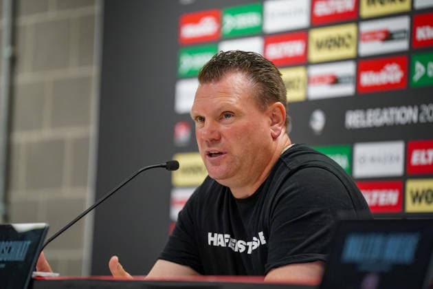 Germany Soccer 2 Bundesliga Relegation 2025 2026 Rot Weiss Essen vs SpVgg Greuther Fürth Stadion an der Hafenstraße Essen Uwe Koschinat coach, Rot Weiss Essen press conference, media, facial expressions, facial expression, emotion Copyright: xJOERANxSTEINSIEKx