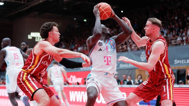 In the picture Brae Ivey Wuerzburg Baskets, 11 , left in the picture and Lukas Herzog Wuerzburg Baskets, 1 right against Tyler Birts Telekom Baskets Bonn, 5 on the ball 22 05 2026, Basketball, Fitness First Wuerzburg Baskets vs Telekom Baskets Bonn, easyCredit BBL Playoffs, 3 Quarterfinals, Germany, 97072, tectake Arena Wuerzburg, Copyright: HMBxMedia xJulienxBecker