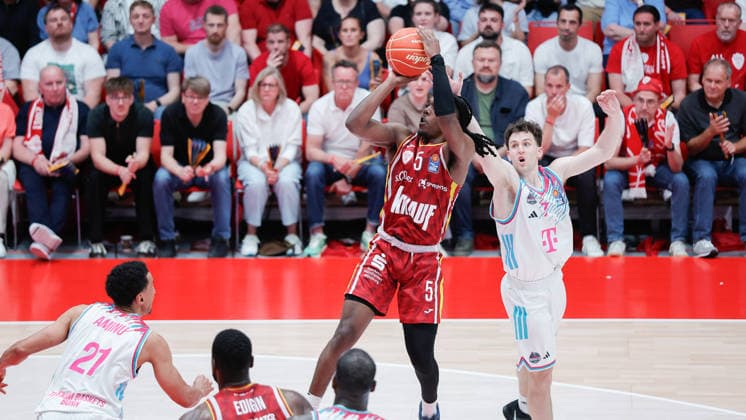 In the picture from left Marcus Carr Wuerzburg Baskets, 5 on the ball against Grayson Murphy Telekom Baskets Bonn, 7 22 05 2026, Basketball, Fitness First Wuerzburg Baskets vs Telekom Baskets Bonn, easyCredit BBL Playoffs, 3 Quarterfinals, Germany, 97072, tectake Arena Wuerzburg, Copyright: HMBxMedia xJulienxBecker