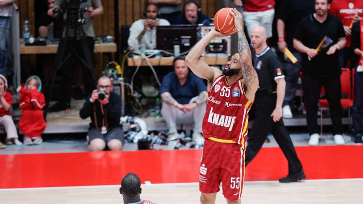 In the picture David Muenkat Wuerzburg Baskets, 55 with the three-pointer 22 05 2026, Basketball, Fitness First Wuerzburg Baskets vs Telekom Baskets Bonn, easyCredit BBL Playoffs, 3 Quarterfinals, Germany, 97072, tectake Arena Wuerzburg, Copyright: HMBxMedia xJulienxBecker