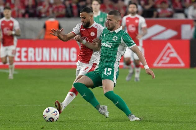 v li in duel Ramien Safi Essen 7 Jan Elvedi Fuerth 15 22 05 2026 ¢ Soccer ¢ Rot Weiss Essen vs SpVgg Greuther Fuerth ¢ Relegation, Stadion Essen, Essen, DFB DFL REGULATIONS PROHIBIT ANY USE OF PHOTOGRAPHS AS IMAGE SEQUENCES AND OR QUASI VIDEO Copyright: xpepphotox xSaschaxWeizx pep00321, pep_20260522_hm_361287