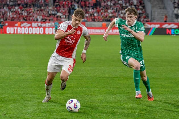 from left in duel Jannik Hofmann Essen 37 Luca Itter Fuerth 27 22 05 2026 ¢ Soccer ¢ Rot Weiss Essen vs SpVgg Greuther Fuerth ¢ Relegation, Stadion Essen, Essen, DFB DFL REGULATIONS PROHIBIT ANY USE OF PHOTOGRAPHS AS IMAGE SEQUENCES AND OR QUASI VIDEO Copyright: xpepphotox xSaschaxWeizx pep00321, pep_20260522_hm_361864
