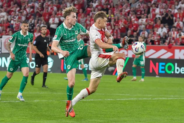 from left in duel Luca Itter Fuerth 27 Jannik Hofmann Essen 37 22 05 2026 ¢ Soccer ¢ Rot Weiss Essen vs SpVgg Greuther Fuerth ¢ Relegation, Stadion Essen, Essen, DFB DFL REGULATIONS PROHIBIT ANY USE OF PHOTOGRAPHS AS IMAGE SEQUENCES AND OR QUASI VIDEO Copyright: xpepphotox xSaschaxWeizx pep00321, pep_20260522_hm_362175