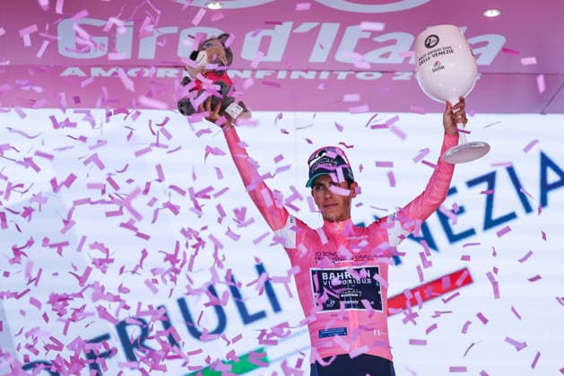 109th Giro d Italia 2026 Stage 13 a 189km stage from Alessandria to Verbania 22 05 2026 Afonso Oliveira Eulalio of Portugal Bahrain Victorious celebrates at podium as Pink Leader Jersey winner during the 109th Giro d Italia 2026, Stage 13 a 189km stage from Alessandria to Verbania UCIWT on May 22, 2026 in Verbania, Italy Copyright: xBEAUTIFULxSPORTS Carabellix