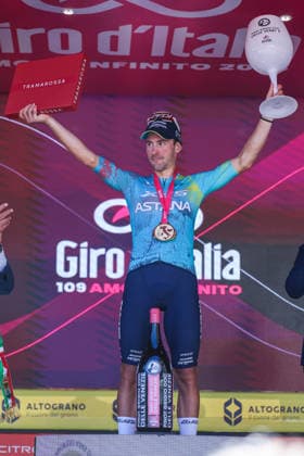 109th Giro d Italia 2026 Stage 13 a 189km stage from Alessandria to Verbania 22 05 2026 Alberto Bettiol of Italy XDS Astana Team celebrates at podium as stage winner during the 109th Giro d Italia 2026, Stage 13 a 189km stage from Alessandria to Verbania UCIWT on May 22, 2026 in Verbania, Italy Copyright: xBEAUTIFULxSPORTS Carabellix