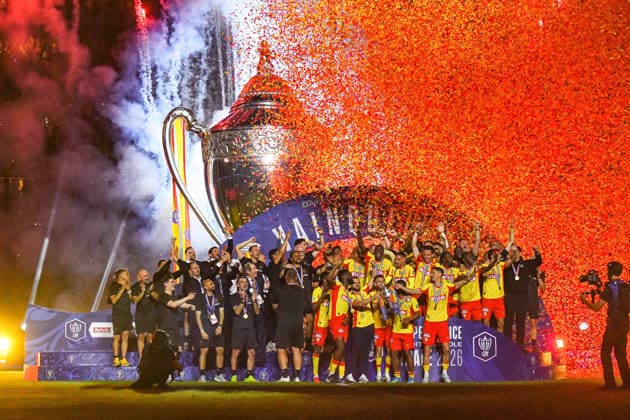FOOTBALL : RC Lens vs OGC Nice - Coupe de France - Finale - 22 05 2026 Le RC Lens Soulevant le trophÃ e de la Coupe de France Saint DenisFrance  Copyright: xBaptistexAutissierx