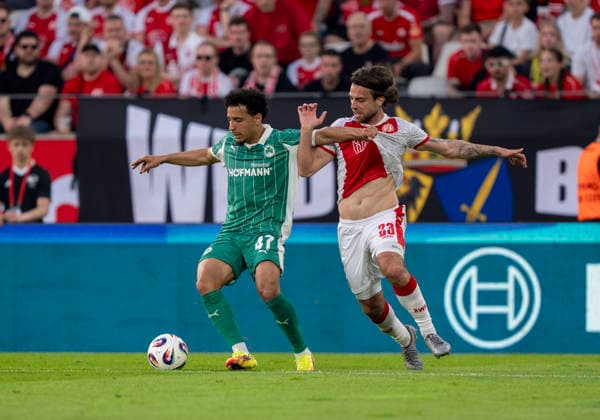 Duel between Sayfallah Ltaief SpVgg Greuther Fuerth, 47 and Jose Enrique Rios Alonso Rot Weiss Essen, 23 Rot Weiss Essen SpVgg Greuther Fürth, Football, Relegation to Bundesliga 2, Stadion an der Hafenstraße, Essen DFL regulations prohibit any use of photographs as image sequences and or quasi video Copyright: HMBxMedia xMarcoxBader