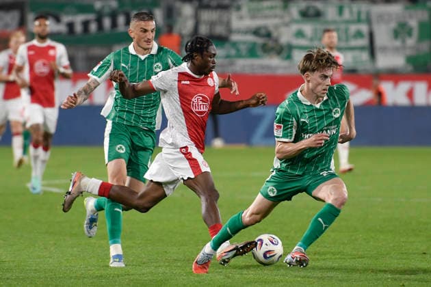 from left in duel Philipp Ziereis Fuerth 4 Dickson Abiama Essen 11 Luca Itter Fuerth 27 22 05 2026 ¢ Football ¢ Rot Weiss Essen vs SpVgg Greuther Fuerth ¢ Relegation, Stadion Essen, Essen, DFB DFL REGULATIONS PROHIBIT ANY USE OF PHOTOGRAPHS AS IMAGE SEQUENCES AND OR QUASI VIDEO Copyright: xpepphotox xSaschaxWeizx pep00321, pep_20260522_hm_362297