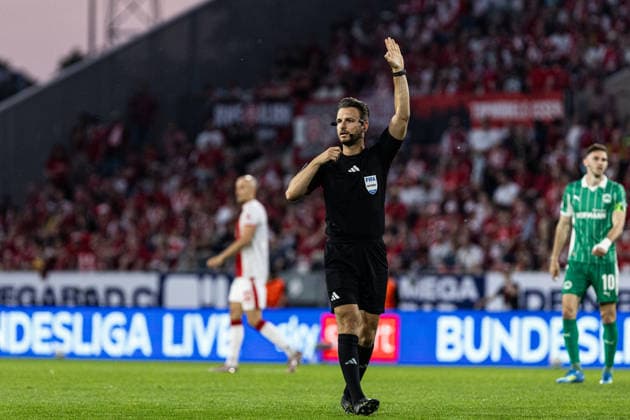 2 Bundesliga, Relegation Rot Weiss Essen SpVgg Greuther Fürth 22 05 2026 Daniel Schlager Referee, Gernsbach 2 Bundesliga, Relegation Rot Weiss Essen SpVgg Greuther Fürth Stadion an der Hafenstraße, Essen 22 05 2026 DFL DFB regulations prohibit any use of photographs as image sequences and or quasi video Copyright: xBEAUTIFULxSPORTS Buriakovx