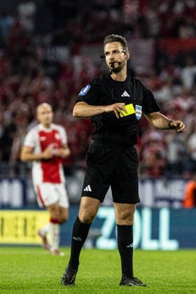 2 Bundesliga, Relegation Rot Weiss Essen SpVgg Greuther Fürth 22 05 2026 Daniel Schlager Referee, Gernsbach , Yellow card 2 Bundesliga, Relegation Rot Weiss Essen SpVgg Greuther Fürth Stadion an der Hafenstraße, Essen 22 05 2026 DFL DFB regulations prohibit any use of photographs as image sequences and or quasi video Copyright: xBEAUTIFULxSPORTS Buriakovx