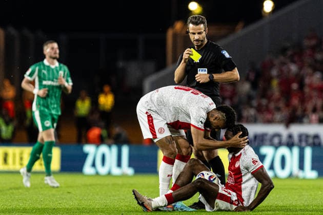 2 Bundesliga, Relegation Rot Weiss Essen SpVgg Greuther Fürth 22 05 2026 Ruben Reisig Rot Weiss Essen, 16 , Abiama Dickson Rot Weiss Essen, 11 , Daniel Schlager Referee, Gernsbach 2 Bundesliga, Relegation Rot Weiss Essen SpVgg Greuther Fürth Stadion an der Hafenstraße, Essen 22 05 2026 DFL DFB regulations prohibit any use of photographs as image sequences and or quasi video Copyright: xBEAUTIFULxSPORTS Buriakovx