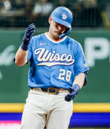 Milwaukee Brewers first baseman Andrew Vaughn reacts after hitting an RBI double in the second inning of the MLB, Baseball Herren, USA game between the Los Angeles Dodgers and the Milwaukee Brewers at American Family Field in Milwaukee, Wisconsin on Friday, May 22, 2026.  MIL20260522826 TANNENxMAURY