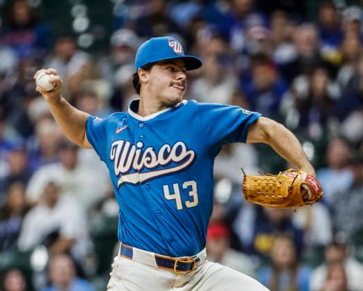 Milwaukee Brewers starting pitcher Logan Henderson throws in the first inning of the MLB, Baseball Herren, USA game between the Los Angeles Dodgers and the Milwaukee Brewers at American Family Field in Milwaukee, Wisconsin on Friday, May 22, 2026.  MIL20260522808 TANNENxMAURY