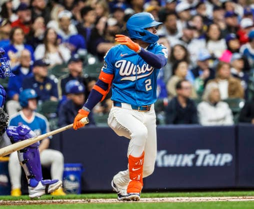 Milwaukee Brewers second baseman Brice Turang hits a single in the first inning of the MLB, Baseball Herren, USA game between the Los Angeles Dodgers and the Milwaukee Brewers at American Family Field in Milwaukee, Wisconsin on Friday, May 22, 2026.  MIL20260522811 TANNENxMAURY