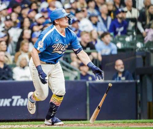 Milwaukee Brewers first baseman Andrew Vaughn hits a RBI double in the second inning of the MLB, Baseball Herren, USA game between the Los Angeles Dodgers and the Milwaukee Brewers at American Family Field in Milwaukee, Wisconsin on Friday, May 22, 2026.  MIL20260522824 TANNENxMAURY