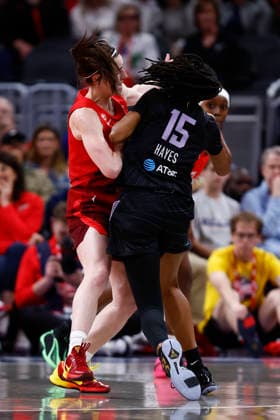 INDIANAPOLIS, IN - MAY 22: Golden State Valkyries guard Tiffany Hayes (15) collides with Indiana Fever guard Caitlin Clark (22) in the first half of play during a WNBA, Basketball Damen, USA game between the Golden State Valkyries and the Indiana Fever on May 22, 2026 at Gainbridge Fieldhouse in Indianapolis, IN. (Photo by Jeffrey Brown Icon Sportswire) WNBA: MAY 22 Golden State Valkyries at Indiana Fever EDITORIAL USE ONLY Icon052226003