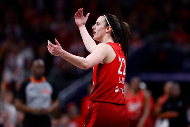 INDIANAPOLIS, IN - MAY 22: Indiana Fever guard Caitlin Clark (22) reacts to the crowd in the second half of play during a WNBA, Basketball Damen, USA game between the Golden State Valkyries and the Indiana Fever on May 22, 2026 at Gainbridge Fieldhouse in Indianapolis, IN. (Photo by Jeffrey Brown Icon Sportswire) WNBA: MAY 22 Golden State Valkyries at Indiana Fever EDITORIAL USE ONLY Icon052226009