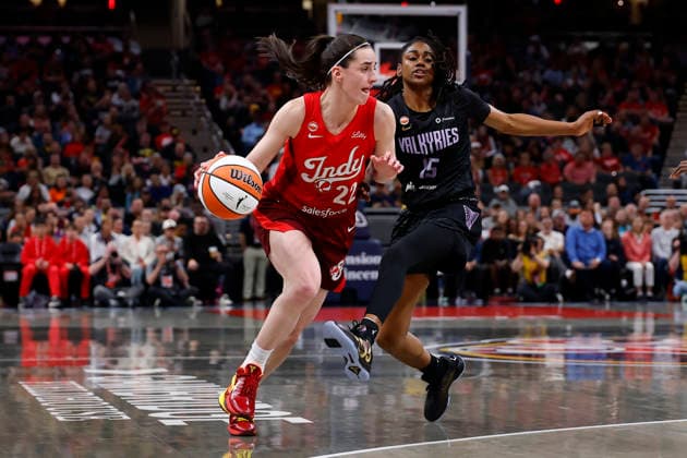 INDIANAPOLIS, IN - MAY 22: Indiana Fever guard Caitlin Clark (22) drives past guard Tiffany Hayes (15) of the Golden State Valkyries in the first half of play during a WNBA, Basketball Damen, USA game between the Golden State Valkyries and the Indiana Fever on May 22, 2026 at Gainbridge Fieldhouse in Indianapolis, IN. (Photo by Jeffrey Brown Icon Sportswire) WNBA: MAY 22 Golden State Valkyries at Indiana Fever EDITORIAL USE ONLY Icon052226025