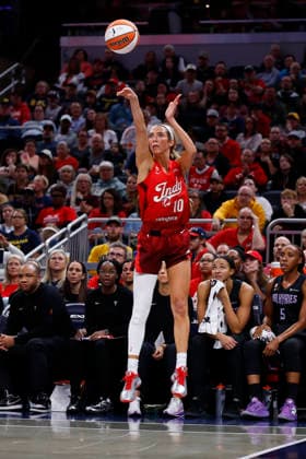 INDIANAPOLIS, IN - MAY 22: Indiana Fever guard Lexie Hull (10) knocks down the three in the first half of play during a WNBA, Basketball Damen, USA game between the Golden State Valkyries and the Indiana Fever on May 22, 2026 at Gainbridge Fieldhouse in Indianapolis, IN. (Photo by Jeffrey Brown Icon Sportswire) WNBA: MAY 22 Golden State Valkyries at Indiana Fever EDITORIAL USE ONLY Icon052226032