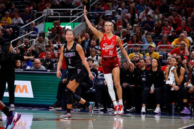 INDIANAPOLIS, IN - MAY 22: Indiana Fever guard Lexie Hull (10) celebrates her make three pointer in the first half of play during a WNBA, Basketball Damen, USA game between the Golden State Valkyries and the Indiana Fever on May 22, 2026 at Gainbridge Fieldhouse in Indianapolis, IN. (Photo by Jeffrey Brown Icon Sportswire) WNBA: MAY 22 Golden State Valkyries at Indiana Fever EDITORIAL USE ONLY Icon052226033