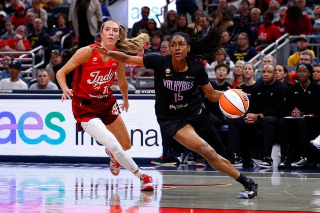 INDIANAPOLIS, IN - MAY 22: Golden State Valkyries guard Tiffany Hayes (15) drives past Indiana Fever guard Lexie Hull (10) in the second half of play during a WNBA, Basketball Damen, USA game between the Golden State Valkyries and the Indiana Fever on May 22, 2026 at Gainbridge Fieldhouse in Indianapolis, IN. (Photo by Jeffrey Brown Icon Sportswire) WNBA: MAY 22 Golden State Valkyries at Indiana Fever EDITORIAL USE ONLY Icon052226037