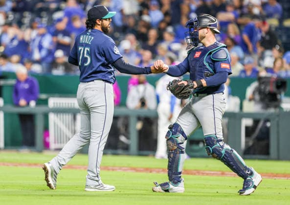 MLB, Baseball Herren, USA 2026: Mariners Vs Royals May 22 MAY 22, 2026: Seattle Mariners relief pitcher AndroÂs MuoÂ±oz (75) and Seattle Mariners catcher Mitch Garver (18) celebrates after a win against the Kansas City Royals at Kauffman Stadium in Kansas City, MO. Roman Puno CSM (Credit Image: Â Roman Puno Cal Media) Kansas City Missouri United States EDITORIAL USE ONLY Copyright: xx ZUMA-20260522_zma_c04_060.jpg RomanxPunox csmphotothree491396