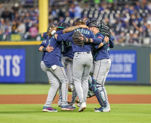 MLB, Baseball Herren, USA 2026: Mariners Vs Royals May 22 MAY 22, 2026: Seattle Mariners celebrates after a win against the Kansas City Royals at Kauffman Stadium in Kansas City, MO. Roman Puno CSM (Credit Image: Â Roman Puno Cal Media) Kansas City Missouri United States EDITORIAL USE ONLY Copyright: xx ZUMA-20260522_zma_c04_059.jpg RomanxPunox csmphotothree491397