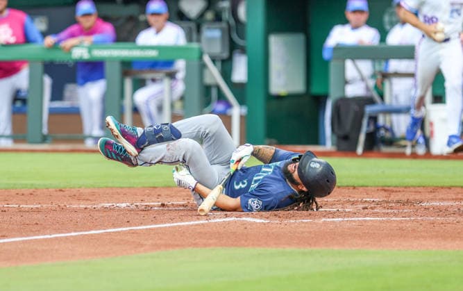MLB, Baseball Herren, USA 2026: Mariners Vs Royals May 22 MAY 22, 2026: Seattle Mariners shortstop J.P. Crawford (3) reacts after fouling off a ball off his foot against the Kansas City Royals at Kauffman Stadium in Kansas City, MO. Roman Puno CSM (Credit Image: Â Roman Puno Cal Media) Kansas City Missouri United States EDITORIAL USE ONLY Copyright: xx ZUMA-20260522_zma_c04_053.jpg RomanxPunox csmphotothree491392