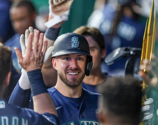 MAY 22, 2026: Seattle Mariners catcher Mitch Garver (18) celebrates in the dugout against the Kansas City Royals at Kauffman Stadium in Kansas City, MO. CSM MLB, Baseball Herren, USA 2026: Mariners Vs Royals May 22  - ZUMAc04_ 20260522_zma_c04_076 Copyright: xRomanxPunox