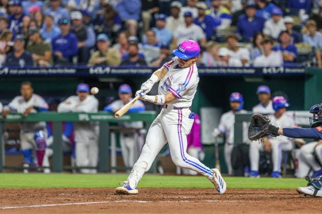 MAY 22, 2026: Kansas City Royals infielder Michael Massey (19) hits a single in the 8th inning against the Seattle Mariners at Kauffman Stadium in Kansas City, MO. CSM MLB, Baseball Herren, USA 2026: Mariners Vs Royals May 22  - ZUMAc04_ 20260522_zma_c04_077 Copyright: xRomanxPunox