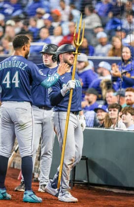 MAY 22, 2026: Seattle Mariners catcher Mitch Garver (18) celebrates with a teammate against the Kansas City Royals at Kauffman Stadium in Kansas City, MO. CSM Kansas City United States - ZUMAc04_ 20260522_zma_c04_058 Copyright: xRomanxPunox
