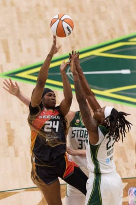May 22, 2026, Seattle, Washington, USA: Connecticut forward ANEESAH MORROW (24) attempts a field goal over Seattle forward JORDAN HORSTON (23) in the second quarter of the WNBA, Basketball Damen, USA match between the Seattle Storm and Connecticut Sun at Climate Pledge Arena in Seattle. WNBA 2026: Seattle 77:59 Connecticut  - ZUMAd218 20260522_zsp_d218_006 Copyright: xRichardxDizonx