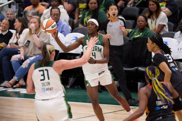 May 22, 2026, Seattle, Washington, USA: Seattle guard FLAUJAE JOHNSON (4) passes the basketball to a teammate in the third quarter of the WNBA, Basketball Damen, USA match between the Seattle Storm and Connecticut Sun at Climate Pledge Arena in Seattle. WNBA 2026: Seattle 77:59 Connecticut  - ZUMAd218 20260522_zsp_d218_016 Copyright: xRichardxDizonx