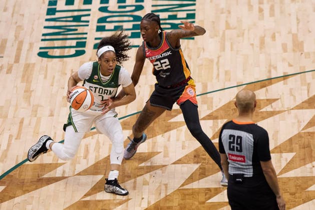 May 22, 2026, Seattle, Washington, USA: Seattle guard ZIA COOKE (7) looks to the rim while defended by Connecticut guard SANIYA RIVERS (22) in the third quarter of the WNBA, Basketball Damen, USA match between the Seattle Storm and Connecticut Sun at Climate Pledge Arena in Seattle. WNBA 2026: Seattle 77:59 Connecticut  - ZUMAd218 20260522_zsp_d218_027 Copyright: xRichardxDizonx