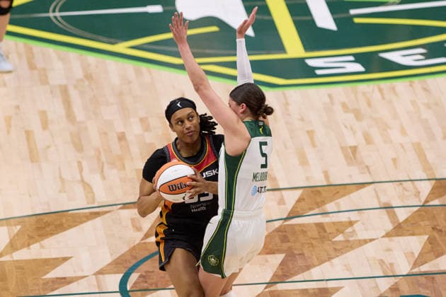 May 22, 2026, Seattle, Washington, USA: Connecticut forward NELL ANGLOMA (33) controls the basketball while defended by Seattle guard JADE MELBOURNE (5) in the first quarter of the WNBA, Basketball Damen, USA match between the Seattle Storm and Connecticut Sun at Climate Pledge Arena in Seattle. Seattle USA - ZUMAd218 20260522_zsp_d218_003 Copyright: xRichardxDizonx
