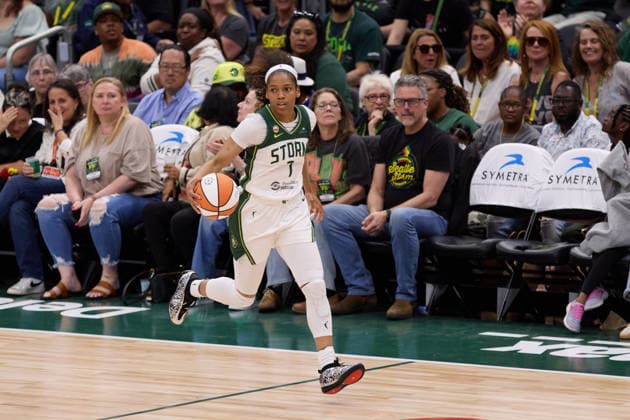 May 22, 2026, Seattle, Washington, USA: Seattle guard ZIA COOKE (7) controls the basketball in the third quarter of the WNBA, Basketball Damen, USA match between the Seattle Storm and Connecticut Sun at Climate Pledge Arena in Seattle. Seattle USA - ZUMAd218 20260522_zsp_d218_024 Copyright: xRichardxDizonx