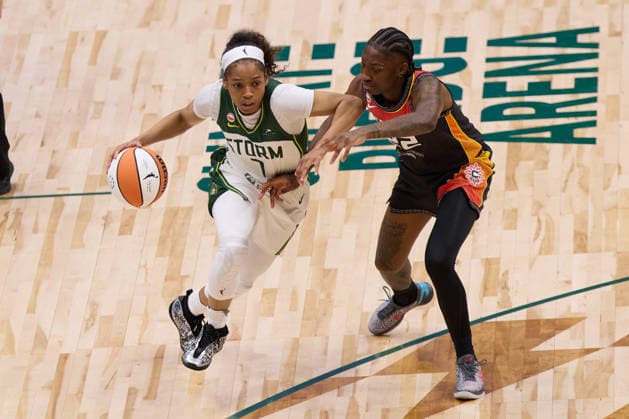May 22, 2026, Seattle, Washington, USA: Seattle guard ZIA COOKE (7) controls the basketball while defended by Connecticut guard SANIYA RIVERS (22) in the third quarter of the WNBA, Basketball Damen, USA match between the Seattle Storm and Connecticut Sun at Climate Pledge Arena in Seattle. Seattle USA - ZUMAd218 20260522_zsp_d218_026 Copyright: xRichardxDizonx