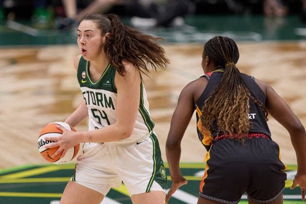 May 22, 2026, Seattle, Washington, USA: Seattle forward MACKENZIE HOLMES (54) controls the basketball in the fourth quarter of the WNBA, Basketball Damen, USA match between the Seattle Storm and Connecticut Sun at Climate Pledge Arena in Seattle. Seattle USA - ZUMAd218 20260522_zsp_d218_028 Copyright: xRichardxDizonx