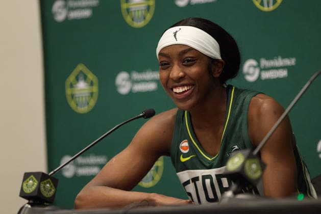 May 22, 2026, Seattle, Washington, USA: Seattle guard FLAUJAE JOHNSON (4) speaks in the post-game press conference, PK, Pressekonferenz of the WNBA, Basketball Damen, USA match between the Seattle Storm and Connecticut Sun at Climate Pledge Arena in Seattle. Seattle USA - ZUMAd218 20260522_zsp_d218_030 Copyright: xRichardxDizonx