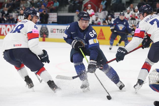 22 05 2026 Swiss Life Arena Zurich , SWITZERLAND, Mens Ice Hockey IIHF World Championship Zurich 2026 Group A FIN GBR Mikael Granlund FIN against Johnny Curran left and Joseph Hazeldine right,GBR