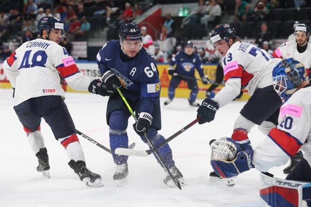 22 05 2026 Swiss Life Arena Zurich , SWITZERLAND, Mens Ice Hockey IIHF World Championship Zurich 2026 Group A FIN GBR Mikael Granlund FIN against Johnny Curran left and Joseph Hazeldine right,GBR in front of goalie Mat Robson GBR