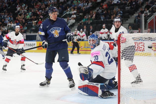 22 05 2026 Swiss Life Arena Zurich , SWITZERLAND, Mens Ice Hockey IIHF World Championship Zurich 2026 Group A FIN GBR Jesse Puljujaervi FIN ahead of goaltender Mat Robson GBR