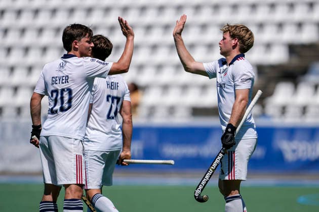 from left Benedikt Geyer MHC, 20 , Thomas Habif MHC, 27 , scorer Linus Müller MHC, 5 , players of Mannheimer HC MHC , celebrate the goal, celebrate the goal, goal, celebration, celebrate the goal, joy, joy, joyful, optimistic, positive, game scene, highlight, action, action, 23 05 2026, Mannheim Germany , Hockey, Bundesliga, Play down, Men, Mannheimer HC SC Frankfurt 1880 xozx