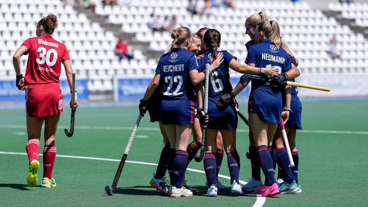 Players of Mannheimer HC MHC , celebrate the goal, celebrate the goal, goal, celebration, cheer, cheers about the goal, joy, joy, optimistic, positive, game scene, highlight, action, 23 05 2026, Mannheim Germany , Hockey, German Championship, Quarterfinals, Women, Mannheimer HC Rot Weiss Köln xozx