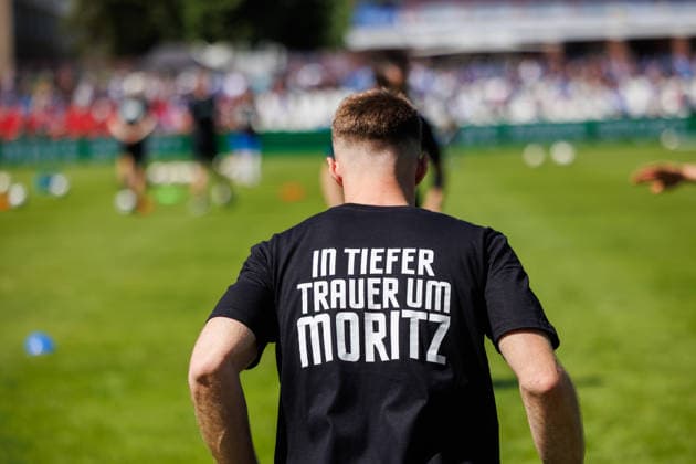 The Hansa players wore shirts with the print on the back during the warm-up In deep mourning for Moritz GER, FC Hansa Rostock vs SV Pastow, Football, Men, Lübzer Pils Landespokal, Final, Season 2025 2026, 23 05 2026 Greifswald Volksstadion Mecklenburg Vorpommern Germany